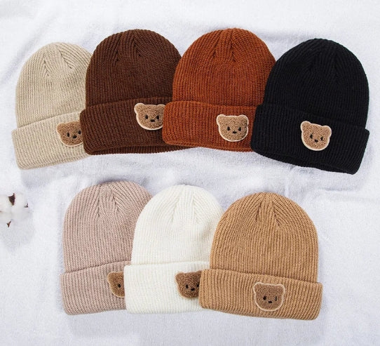 Gebreide mutsen met schattige berenborduursel.