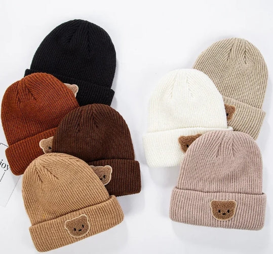 Gebreide mutsen met schattige berenborduursel.