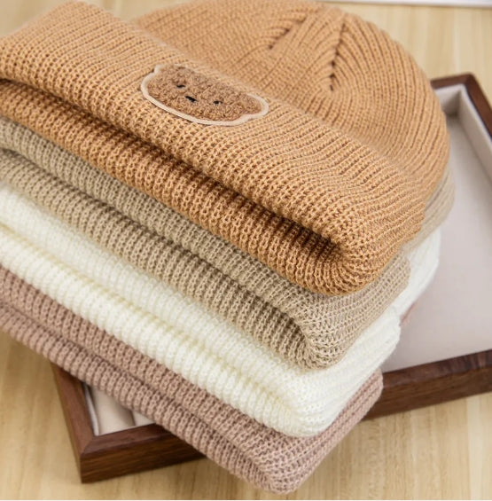 Gebreide mutsen met schattige berenborduursel.